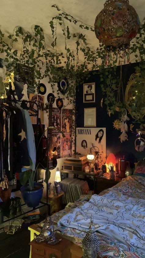 Grunge Room Ideas, Zimmer Diy, Grunge Bedroom, Lots Of Plants, Cool Room Decor, Dream Bedroom Inspiration, Hippy Room, Chill Room, Retro Room