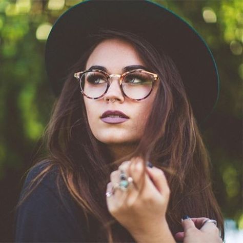 Mother of god that's hot! Hawaian flowers, a retro and oval shaped pair… Fashion Glasses Frames, Glasses For Face Shape, Oval Glasses Frames, Glasses Inspiration, Beautiful Glasses, Nice Glasses, Eyewear Trends, Oval Eyeglasses, Cute Glasses