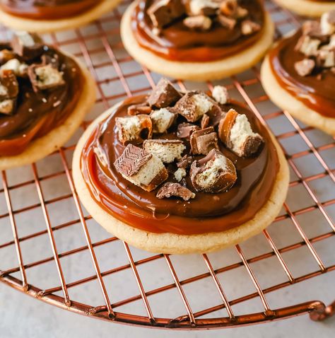 Twix Cookies Millionaire Cookies, Twix Candy, Twix Chocolate, Bakery Chocolate Chip Cookies, Modern Honey, Caramel Shortbread, Chocolate Shortbread Cookies, Best Christmas Cookie Recipe, Cookies With Chocolate