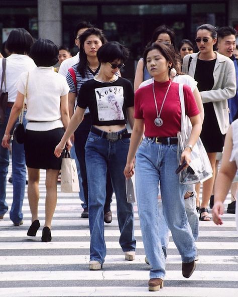 @softnostalgias on Instagram: “90s South Korean street style 🖤 “Korea in the 1970s and ’80s had no fashion industry at all. It hardly had any industries to be honest. Up…” Retro Asian Fashion, 90s Asian Fashion, 90s Street Fashion, South Fashion, Korea Street Style, 1990 Style, Fashion 1990s, Korean Street Style, Seoul Fashion