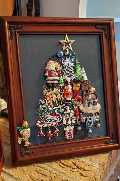 Christmas Tree From Old Jewelry, Recycling Jewelry, Jewelry Tree Craft, Christmas Jewerly, Upcycled Christmas, Jewelry Trees, Jeweled Picture, Costume Jewelry Crafts, Jeweled Christmas Trees