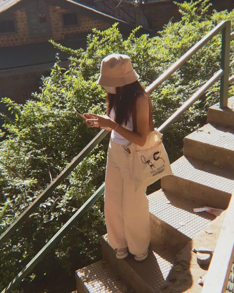 Fits With Bucket Hats, Beige Bucket Hat Outfit Summer, Cream Bucket Hat Outfit, Women’s Bucket Hat Outfit, Styling Bucket Hat Women, Bucket Hat Styling, Styling Bucket Hats, How To Style Bucket Hats Women, Bucket Hat Outfit Spring