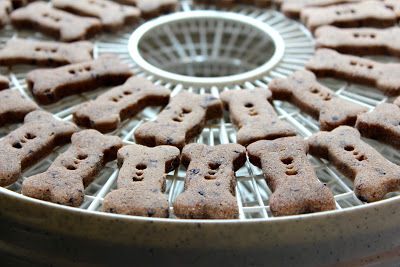 How to dehydrate dog treats Dehydrator Dog Treats, Dehydrated Dog Treats, Treat Business, Dehydrated Dog Food, Pet Treats Recipes, Dog Biscuit Recipes, Dog Diy, Australia Food, Diy Dog Treats