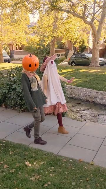 Gost Halloween Costumes, Ghost Couples Costumes, Halloween Costumes Photos, Pumpkin People Costume, Fair Date Outfit Fall, Couple Ghost Costume, Pumpkin Head Costume Diy, Pumpkin Outfit Halloween, Pumpkin Head Halloween Costume