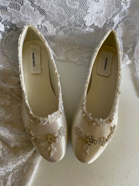 Lace With Pearls, White Flat Shoes, How To Dye Shoes, Ballet Style, Azul Tiffany, Ballerina Slippers, Shoes Silver, Stunning Style, Wedding Flats