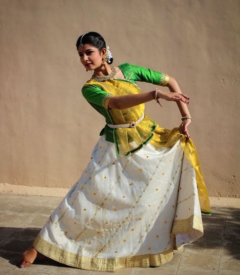 #beautiful#nrityakala#classical#dance#classicalform#indianclassical #indianclassicdanceform #graceful Kathak Costume, Indian Classical Dancer, Bharatanatyam Poses, Kathak Dance, Dance Of India, Classic Outfits For Women, Dance Picture Poses, Trendy Outfits Indian, Dancer Wear