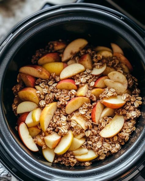 Hands down, the only dessert my hubby will eat during the fall! Quick Apple Dessert, Slow Cooker Apple Crisp, Apple Crisp Dessert, Crockpot Apple Crisp, Healthy Fall Desserts, Slow Cooker Kitchen, Small Slow Cooker, Baked Apple Dessert, Apple Desserts Easy