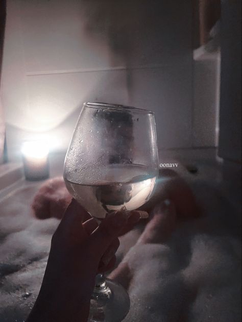 Bubble bath - wine - couple - romantic Bubble Bath Couple Goals, Couples Bubble Bath Ideas, Couple Bubble Bath, Bathup Couple, Bath With Boyfriend, Bath Together Couples, Wine In Bathtub, Couple Bathtub, Couple Bathtub Aesthetic