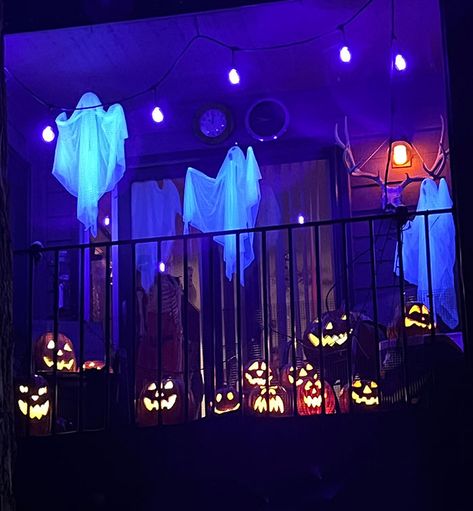 May Not Have A House But I’ve Got A Balcony Halloween Patio Decor, Halloween Balcony Ideas, Halloween Decorations Apartment, Entrance Arch, Halloween Patio, Halloween Outside, Casa Halloween, Halloween Party Dinner, Halloween Mantel