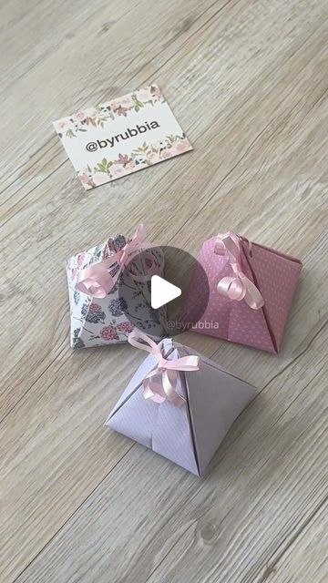 Box For Chocolate Gift, Diy Paper Packaging Ideas, Diy Small Boxes Cardboard, Origami Container Tutorial, Necklace Wrapping Ideas Gift, Cute Paper Boxes Diy, Diy Christmas Box Gifts, Diy Christmas Gift Box Ideas, Chocolate Gift Ideas Creative