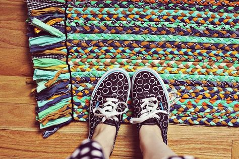 DIY Braided Rug. Diy Tapis, Diy Rugs, Diy Braids, Braided Rug, Diy Bricolage, Creation Deco, African Decor, 15 Diy, Diy Rug