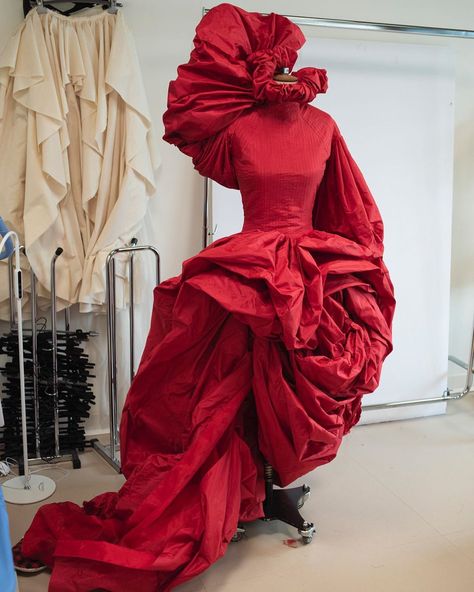 Alexander McQueen on Instagram: “The swirling red Rose dress from the AW19 collection.  The silhouette was initially draped on the house model by Sarah Burton and her…” Red Rose Dress, Extreme Fashion, Sarah Burton, Draping Fashion, Couture Mode, Haute Couture Fashion, Rose Dress, Mode Inspiration, Fesyen Wanita