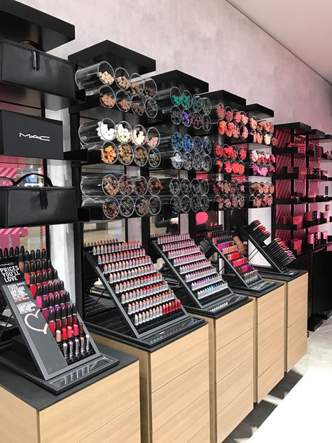 Koleksi Makeup, Salon Interior Design Ideas, Penyimpanan Makeup, Makeup Display, Pharmacy Design, Beauty Supply Store, Cosmetic Display, Makeup Store, Salon Interior Design