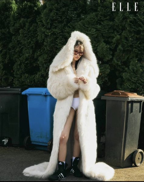 Peng Chang, Creative Photoshoot Ideas, Fashion Photography Inspiration, Photoshoot Concept, Shooting Photo, White Fur, Doja Cat, Photoshoot Inspiration, Mode Inspiration