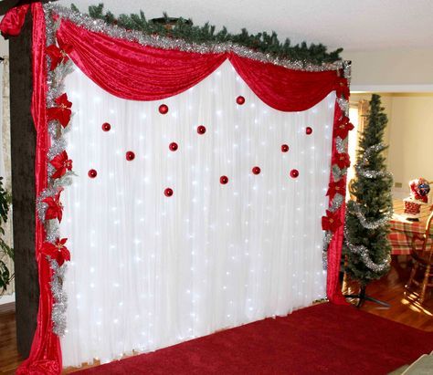 Diy Santa Backdrop Ideas, Christmas Background Decoration, Photo Booth Natal, Stage Christmas Decorations, Christmas Stage Decor, Christmas Party Backdrop Ideas, Christmas Backdrops For Photos, Christmas Stage Decorations, Christmas Party Photo Booth