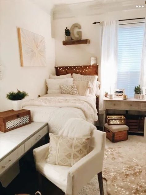 Neutral Dorm, Organization Dorm, College Bedroom Decor, Small Dorm Room, Small Dorm, Cozy Dorm Room, Dorm Room Styles, College Bedroom, Cool Dorm Rooms