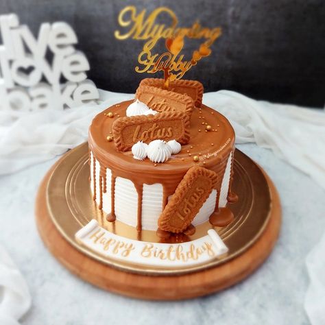 Biscoff Cheesecake Decoration, Lotus Biscoff Birthday Cake, Biscoff Drip Cake, Biscoff Birthday Cake Ideas, Biscoff Cake Design, Lotus Biscoff Cake Design, Lotus Birthday Cake, Lotus Cake Design, Biscoff Cake Decoration