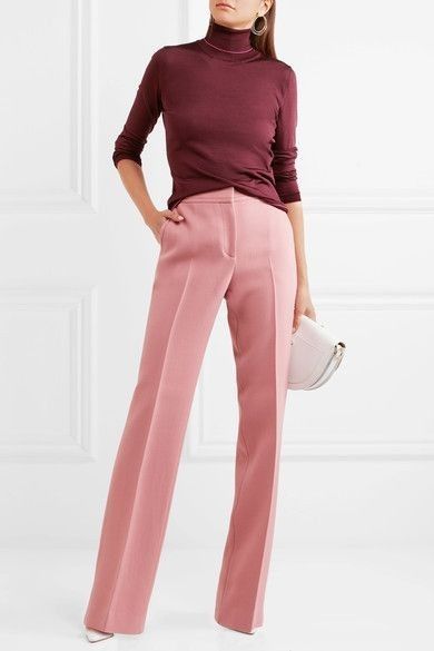 Pantalona bordô Kibbe Dramatic Classic, Pink Pants Outfit, Pink Trousers, Wool Crepe, Amal Clooney, Corporate Outfits, Cooler Look, Pink Pants, Looks Chic