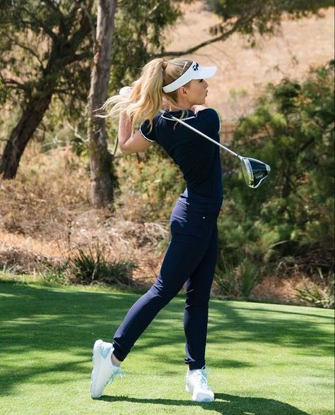 Womens Fall Golf Outfit, Fall Golfing Outfits For Women, Comfort Aesthetic, Golf Preppy, Cute Golf Outfit, Club Attire, Golf Attire Women, Golf Pants Women, Season Of Giving