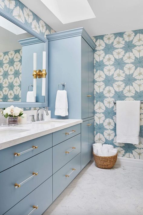 A blue and white color scheme for a bathroom will create a soothing “spa-like” design that will help to inspire your next home renovation. Blue White Bathrooms, Light Blue Bathroom, Makeover Kamar Mandi, Blue Bathroom Vanity, White Bathroom Designs, Balkon Design, تصميم للمنزل العصري, Transitional Bathroom, Bathroom Color