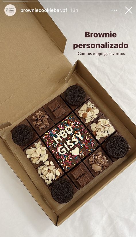 Brownie Bouquet, Brownie Gift Packaging, Brownies Packaging Ideas Boxes, Brownie Presentation, Brownie Decoration, Happy Birthday Brownies, Brownie Aesthetics, Brownie Decorado, Brownie Slab