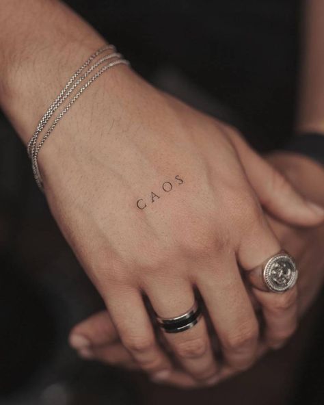 "Caos" lettering tattoo on the hand. Word Tattoos On Hand, Portuguese Tattoo, Small Letter Tattoo, Chaos Tattoo, Amor Tattoo, International Tattoo, Power Tattoo, Lettering Tattoo, Red Ink Tattoos