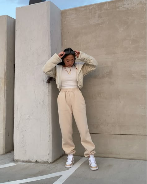 Khaki Sweatpants Outfit, Beige Sweatpants Outfit, Tan Joggers Outfit Women, Outfits Con Jogger, Cream Sweatpants Outfit, Beige Sweatpants Outfits, Beige Sweatpants, Flight Outfit, Cozy Winter Fashion