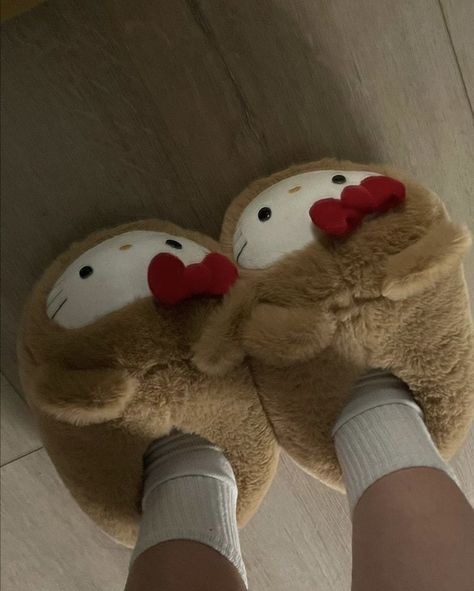 Hello Kitty Slippers, Images Hello Kitty, Hello Kitty Friends, Kitty Clothes, Hello Kitty Clothes, Hello Kitty Aesthetic, Hello Kitty Accessories, Cute Slippers, Girly Shoes