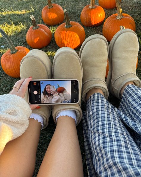 meet me at the patch 🧸🧡🍂 Aesthetic Pumpkin, Chic Fall Fashion, Classic Trench Coat, Early Fall Outfit, Oversized Knitted Sweaters, Cozy Chic, Fall Photos, Chunky Boots, Christmas Aesthetic