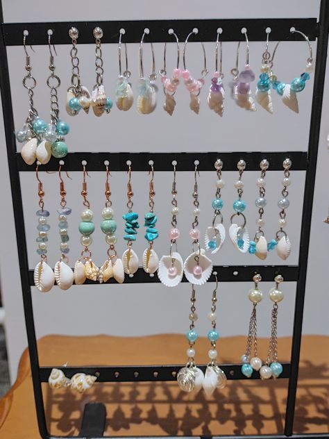 Sea Shell Jewelry Diy, Kids Jewelry Diy, Seashell Art Diy, Earrings Diy Handmade, Beachy Jewelry, Seashell Earrings, Beaded Earrings Diy, Pola Gelang, Seashell Jewelry