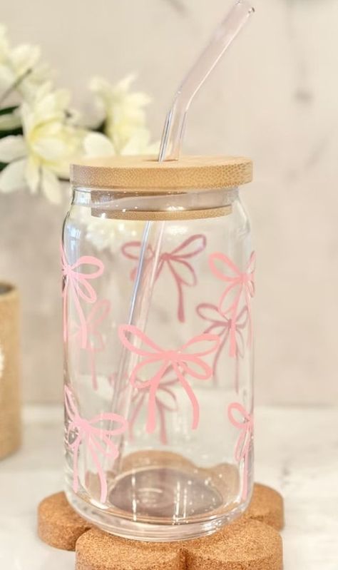 These are super fun. And sooooo adorable!! They are 16oz glass cups that come with a bamboo lid and plastic straw . I now have these in clear, frosted and holographic sparkle cups!  They make amazing gifts! Glass Bottle With Straw, Cute Aesthetic Water Bottles, Cadeau Aesthetic, Pink Things Aesthetic, Girly Presents, Cute Water Bottles Aesthetic, Glass Vase Aesthetic, Girly Must Haves, Glass Cups Aesthetic