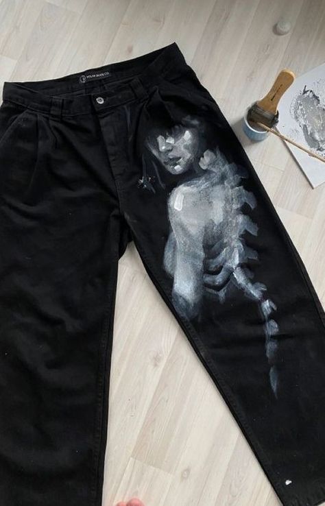 Custom Jeans Diy Men, Bleach Painting Pants, Jeans Bleach Diy Ideas, Bleach Art Jeans, Drawing On Jeans, Bleach Jeans Diy, Graffiti Jeans, Custom Jeans Diy, Painted Clothes Diy