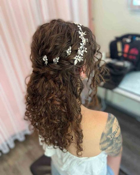 Curly Bride, Grad Hairstyles, Half Up Half Down Curly, Down Curly Hairstyles, Curly Half Up Half Down, Curly Bridal Hair, Wedding Curls, Simple Prom Hair, Bridal Styles