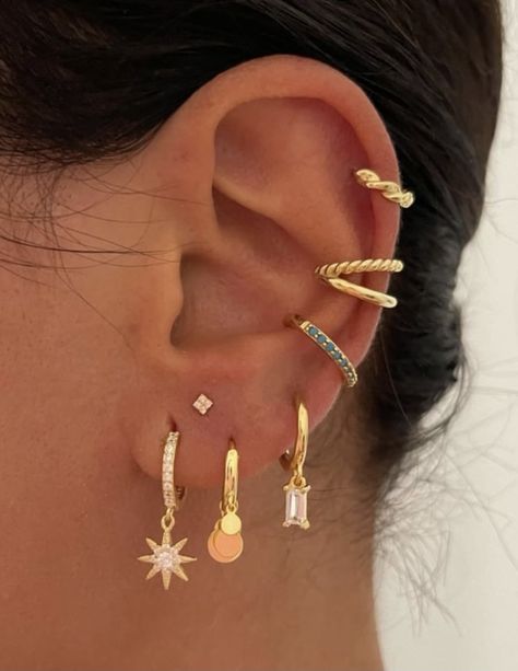 Both Ears Pierced Ideas, Stacked Earlobe Piercing, Earring Placement Ideas, Ear Mapping Piercing, Peircings Earring Ideas, Earring Stack Ideas, Stacked Lobe Piercing, Triple Lobe Piercing, Earring Stacks