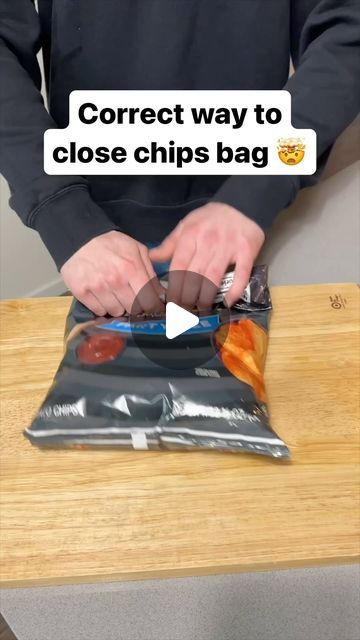 670K views · 12K likes | ‎Amin Shaykho • أمين‎ on Instagram: "Follow me @aminshaykho for more tips like this! The best way to close your chips bag 🤯 #lifehacks #kitchentips" Chip Bag Folding, Bag Origami, Clever Kitchen Hacks, Perfect Rice, Chip Clips, Kitchen Helper, Fun Family Activities, Simple Kitchen, Food Tips