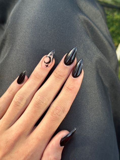 Paznokcie Hello Kitty, Stiletto Nails Short, Witch Nails, Witchy Nails, Sharp Nails, Pointy Nails, Black Acrylic Nails, Moon Nails, Gothic Nails