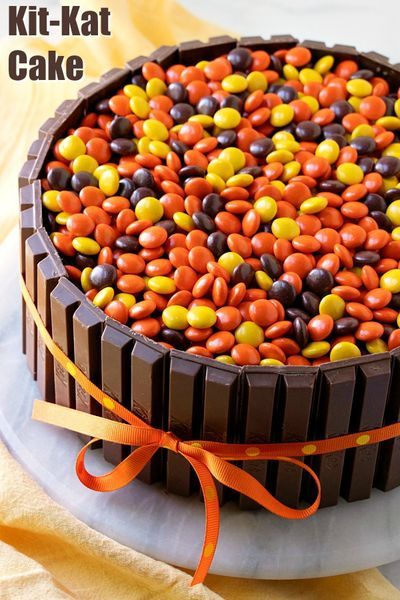 Chocolate Peanut Butter Frosting, Malteser Cake, Kitkat Cake, Kit Kat Cake, Kit Kat Bars, Bar Cake, Reese's Pieces, Chocolate Pictures, Homemade Snickers