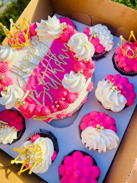 Idc what time it is, I’m not going to work until I finish my WORK☺️‼️ Cake And Cupcakes Combo, Bento Box Cake With Cupcakes, Personal Cakes, Cake Bento, Box Cakes, Celebration Box, Cake And Cupcakes, Happy Birthday Celebration, Happy Birthday Sister