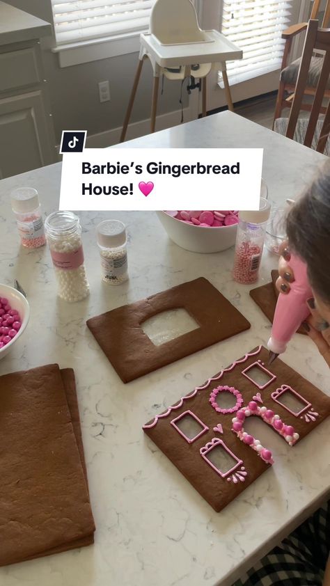 Gingerbread Barbie House, Gingerbread House Barbie, Barbie Dream House Gingerbread, Barbie Gingerbread House Ideas, Barbie Gingerbread House, Girly Gingerbread House, Ginger Bread Houses Ideas, Cute Gingerbread House Ideas, Aesthetic Gingerbread House