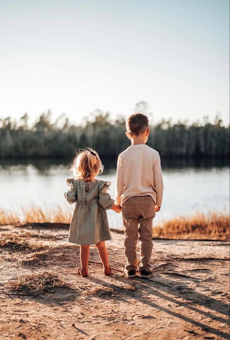 Brother Sister Family Photos, Siblings Family Photos, Brother And Sister Outdoor Photoshoot, Poses For Siblings Brother Sister, Sibling Portrait Photography, Sibling Shoot Ideas, Sibling Birthday Photoshoot, Sibling Easter Photos, Siblings Photo Poses