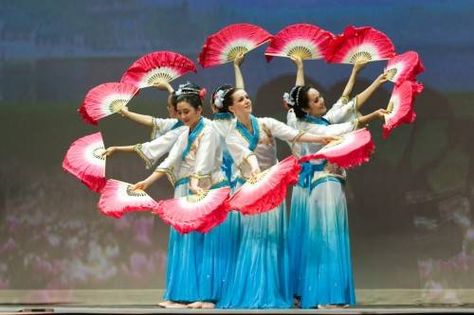 Tari Kipas, Multi Cultural Art, Cultural Dance, Chinese Fans, Chinese Dance, Chinese Fan, Fan Dance, Snake Art, Music Sing