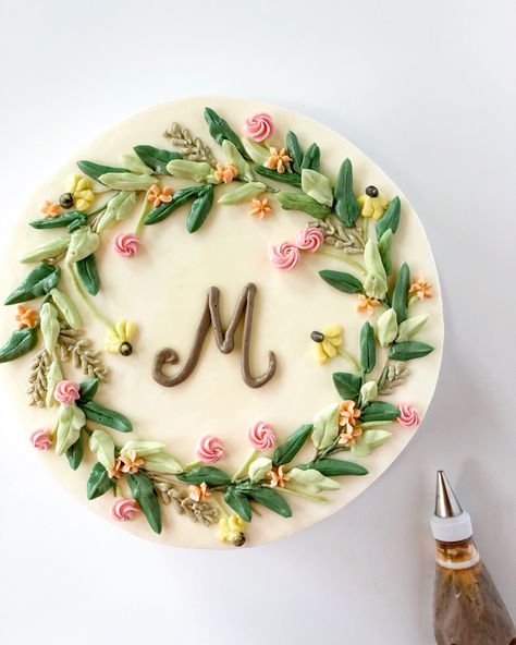 Minimalist Cake Birthday, Minimalist Cake Design, Spring Cake Designs, Cake Design Birthday, Cake Minimalist, Wildflower Cake, 19th Birthday Cakes, Wreath Cake, Minimalist Cake