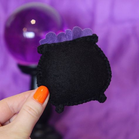 Handmade black & purple cauldron shaped cat toy filled with catnip and toy stuffing made from recycled bottles.  The felt used is vegan, so it contains no wool! These make the purrfect gift for your magical kitties! - Generous helping of organic premium catnip - Vegan felt fabric - 8cm x 7.5cm - Toy stuffing made in the UK from recycled bottles - Sent in a cardboard box or envelope made from recycled materials The toy's size/colour may vary ever so slightly for each toy as they are all handmade Witchy Needle Felting, Felt Potion Bottle, Felt Halloween Decorations, Felt Halloween Ornaments, Halloween Felt Crafts, Felt Cat Toys, Catnip Cat, Catnip Cat Toy, Felt Crafts Patterns