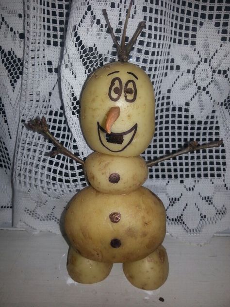 Easy to make potato olaf! Potatoes, twigs, toothpicks to hold him together, carrot for the nose, and vivid to draw his eyes etc. Potato Carving Ideas, Potato Carving, Potato Character, Potato People, Fruits Art, Parade Ideas, Children Sketch, Fancy Dress For Kids, Fruit Art