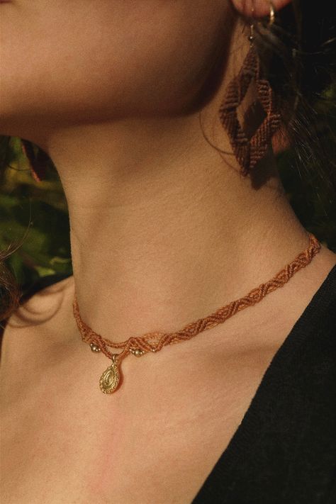 This stunning intrinsicate macrame choker necklace with a brass pendant in the form of a drop and brass beads made of high quality wax thread (linhasita). It is very versatile and it speaks to many styles. The color of the necklace on the first photo is caramel. It can be made in another color. The necklace is adjustable with a sliding knot for ease of sliding it over your head and finally adjusting it according to the size of your neck. The wax thread is very durable and gives a natural feel, i Macrame Choker Necklace, Style Ibiza, Macrame Choker, Hippie Stil, Brass Beads, Micro Macramé, French Alps, Sliding Knot, Micro Macrame