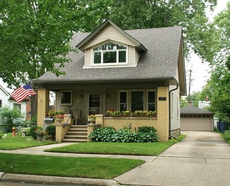 Old School House Exterior, 80’s House Exterior, 1980s Home Exterior, 2000s House Exterior, Early 2000s House, American House Design, Town Inspiration, 90s House, 80s House