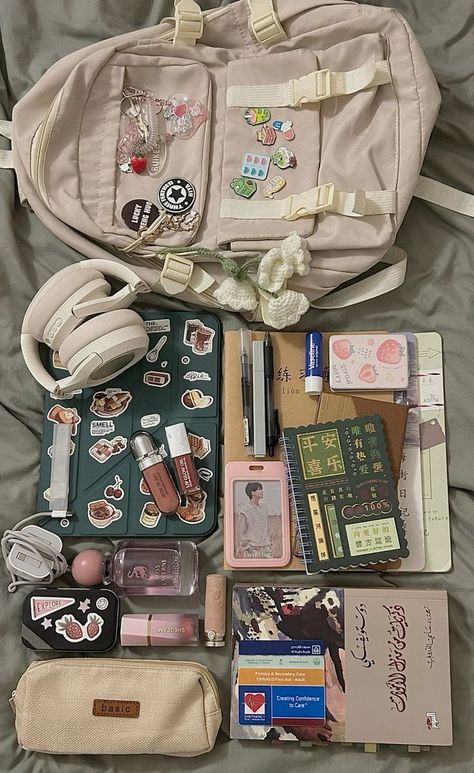 Whats In My School Bagpack, What’s Inside My School Bag Aesthetic, Whats In My Backpack, Nature Creatures, Summer Bag Essentials, Backpack With Pins, Vintage Canvas Bags, Studying Stationary, What's In My Backpack