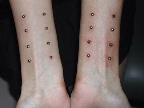 Wrist Piercing, Skin Piercing, Surface Piercing, Cool Piercings, Facial Piercings, Cute Piercings, Dermal Piercing, Piercings Unique, Body Piercings