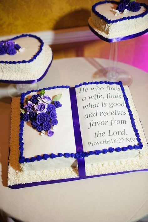 Purple Winter Wedding, Open Book Cakes, Wedding Cakes Chocolate, Wedding Ideas Vintage, Chocolate Wedding Cakes, Bible Cake, First Communion Cakes, Wedding Bible, Book Cakes