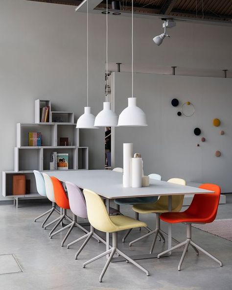 Colorful Office Design, Chairs Comfy, Comfy Office Chair, Office Space Inspiration, Small Office Design Interior, Comfy Office, Office Space Decor, Innovative Office, Home Workspace